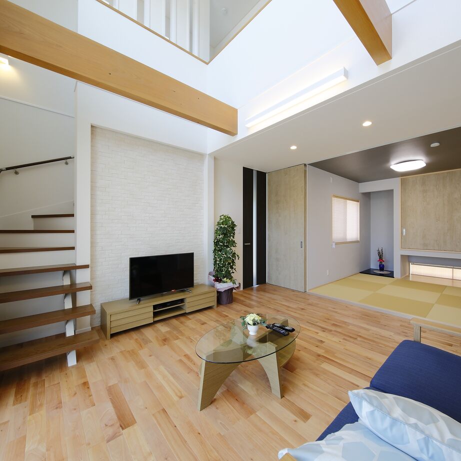 花丘建設 【LDK23帖+吹抜け】の開放的な空間で家族の安らぎを実現するの建築実例画像3