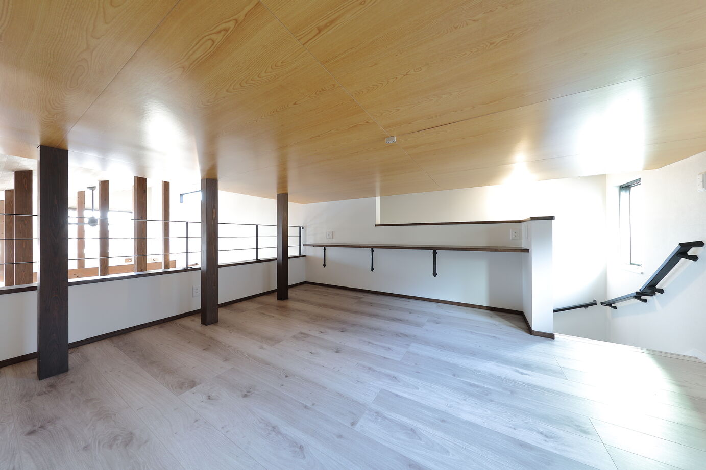 花丘建設 【平屋/吹抜け/ロフト】木材と金属の質感をうまく融合させた28.9坪のスタイリッシュな平屋の建築実例画像5