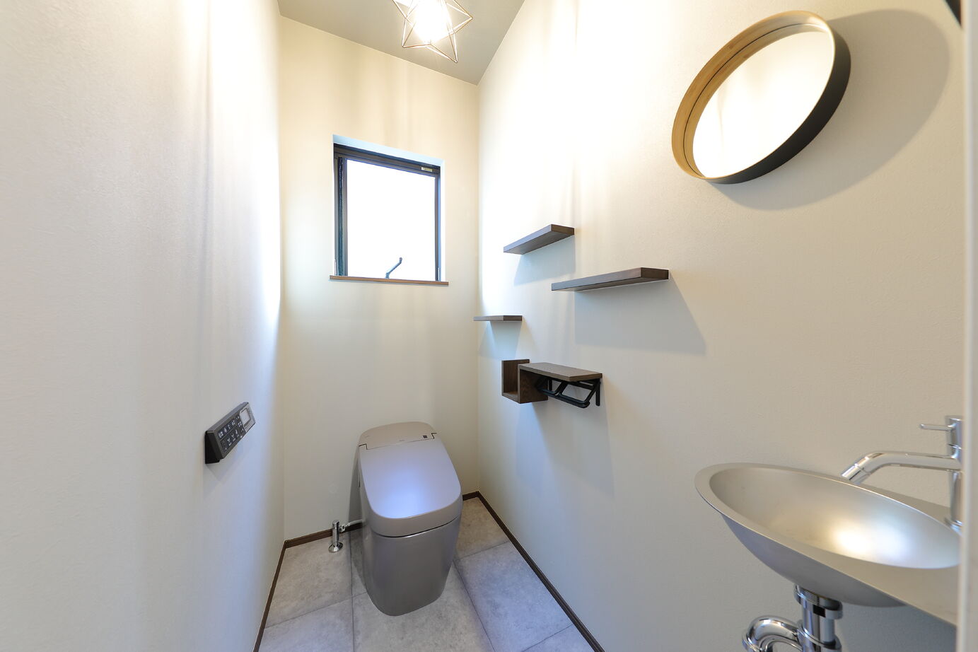 花丘建設 【平屋/吹抜け/ロフト】木材と金属の質感をうまく融合させた28.9坪のスタイリッシュな平屋の建築実例画像9