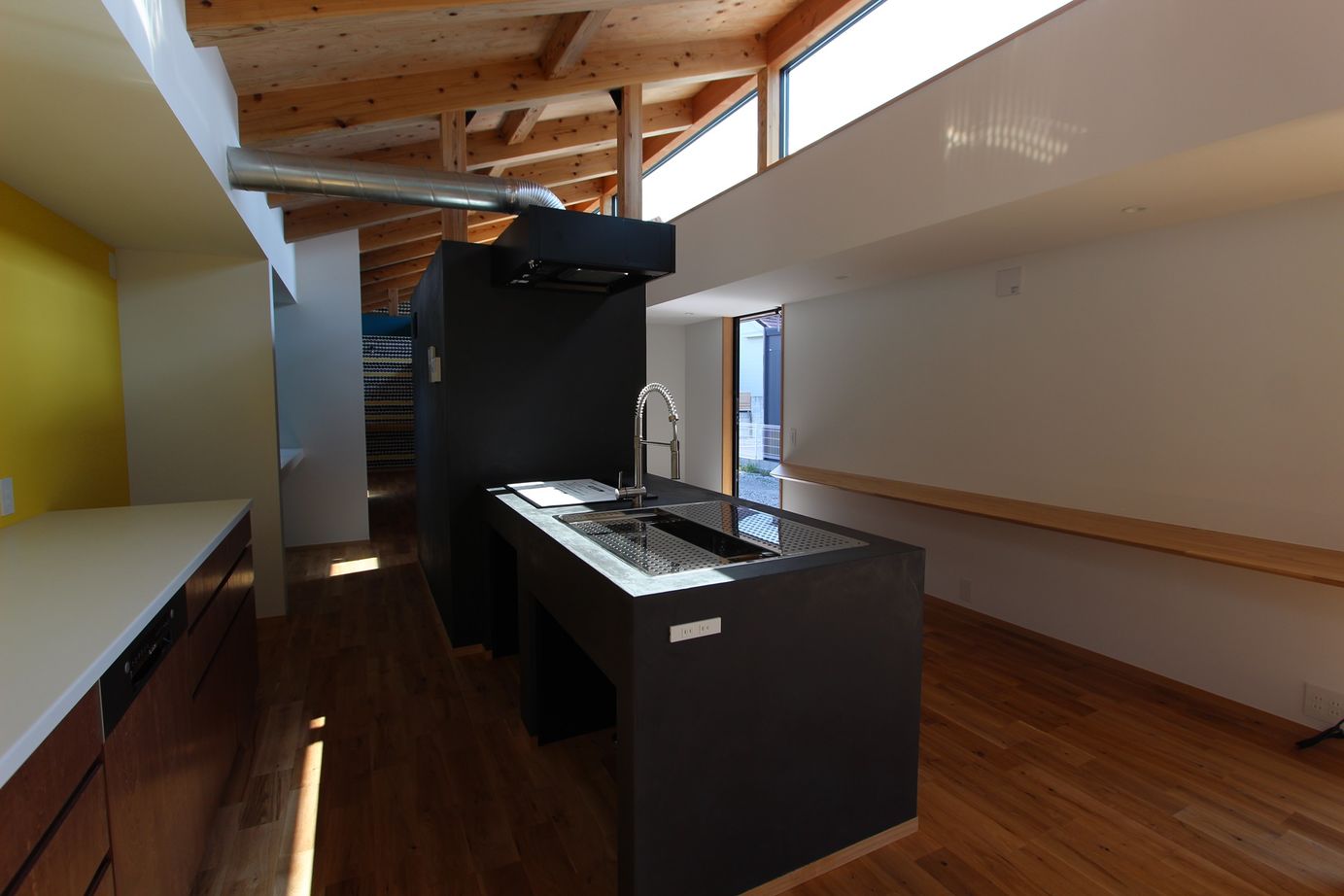 上山建設 【21.1坪/平屋/造作家具】色にこだわった個性あふれる家の建築実例画像2