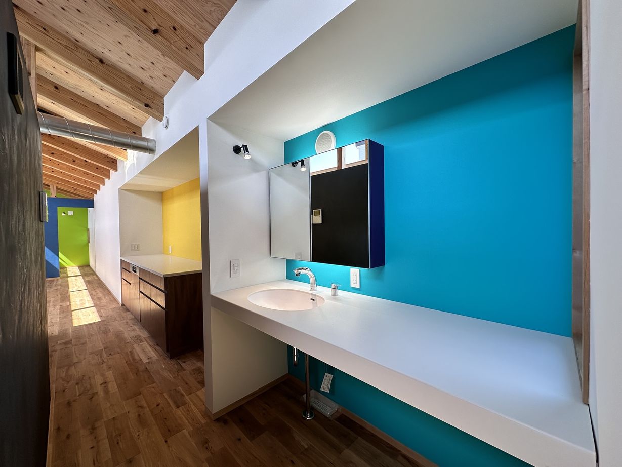 上山建設 【21.1坪/平屋/造作家具】色にこだわった個性あふれる家の建築実例画像4