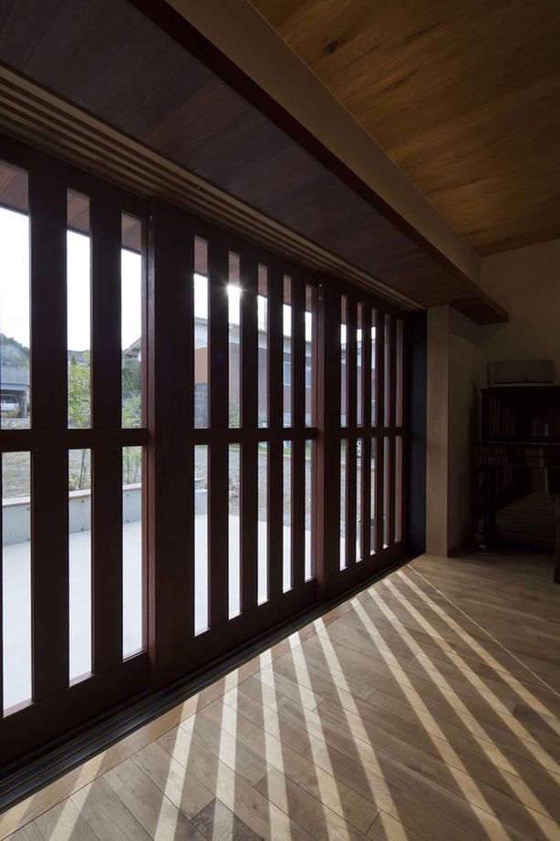 上山建設 【53.7坪/ガレージ/吹き抜け】ガレージからのアプローチを楽しむ家　の建築実例画像4