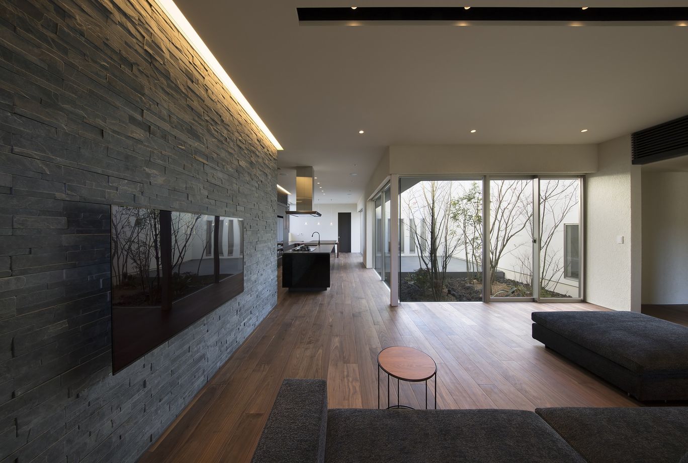 上山建設 【64.4坪/平屋/中庭】中庭のある家の建築実例画像2