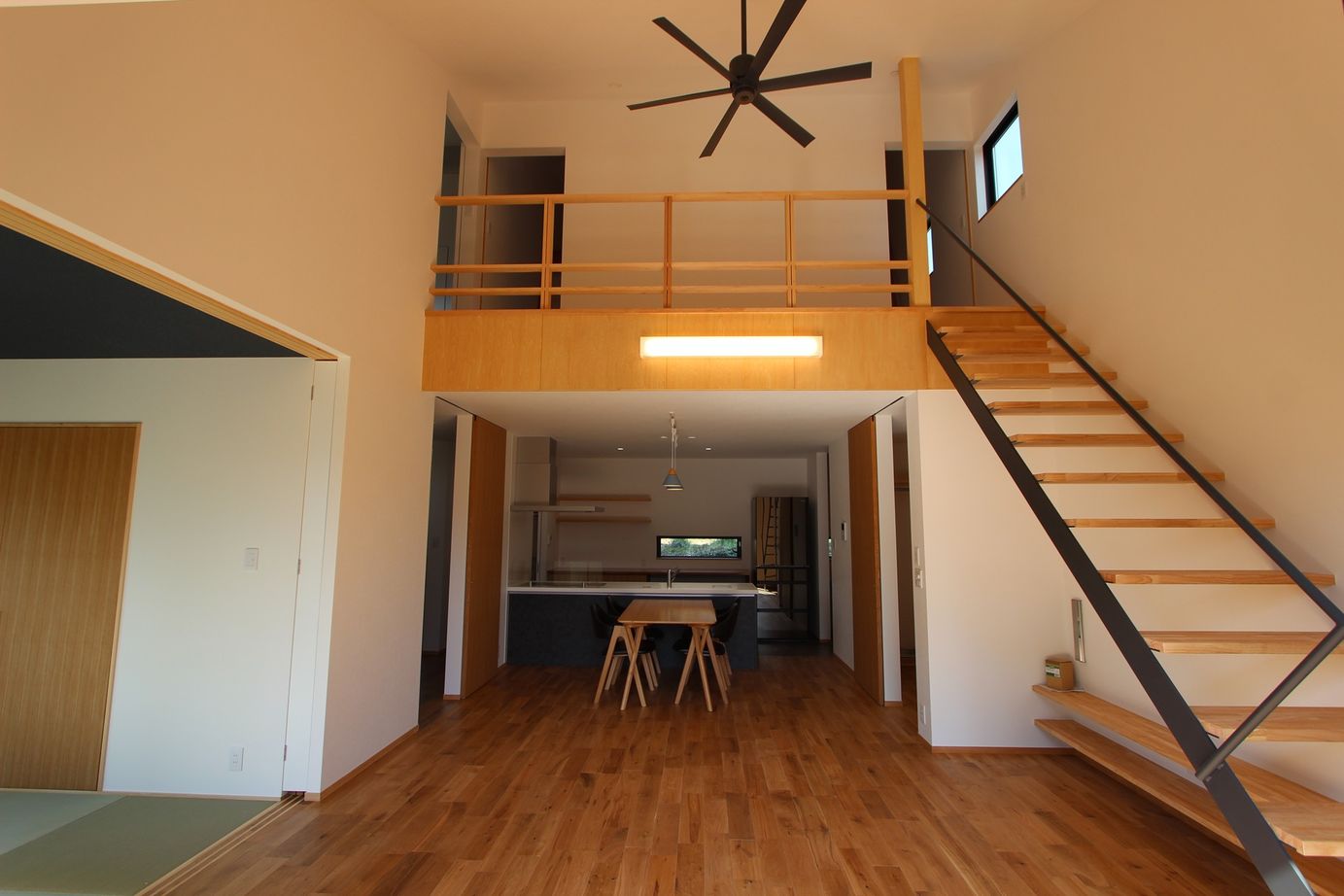 上山建設 【42.8坪/4人家族/吹き抜け】開放的な吹抜けリビングの家の建築実例画像2