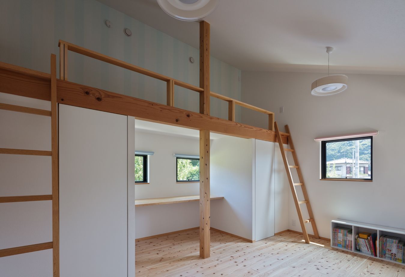 上山建設 【42.8坪/4人家族/吹き抜け】開放的な吹抜けリビングの家の建築実例画像4