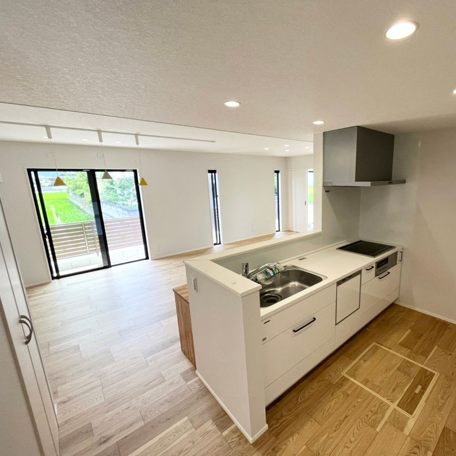 ZEH基準・炭の家 よかタウン 【80坪の敷地に平屋と3台駐車場】子育て家族がゆったり！大きなテラスを囲むコの字型の間取りの建築実例画像2