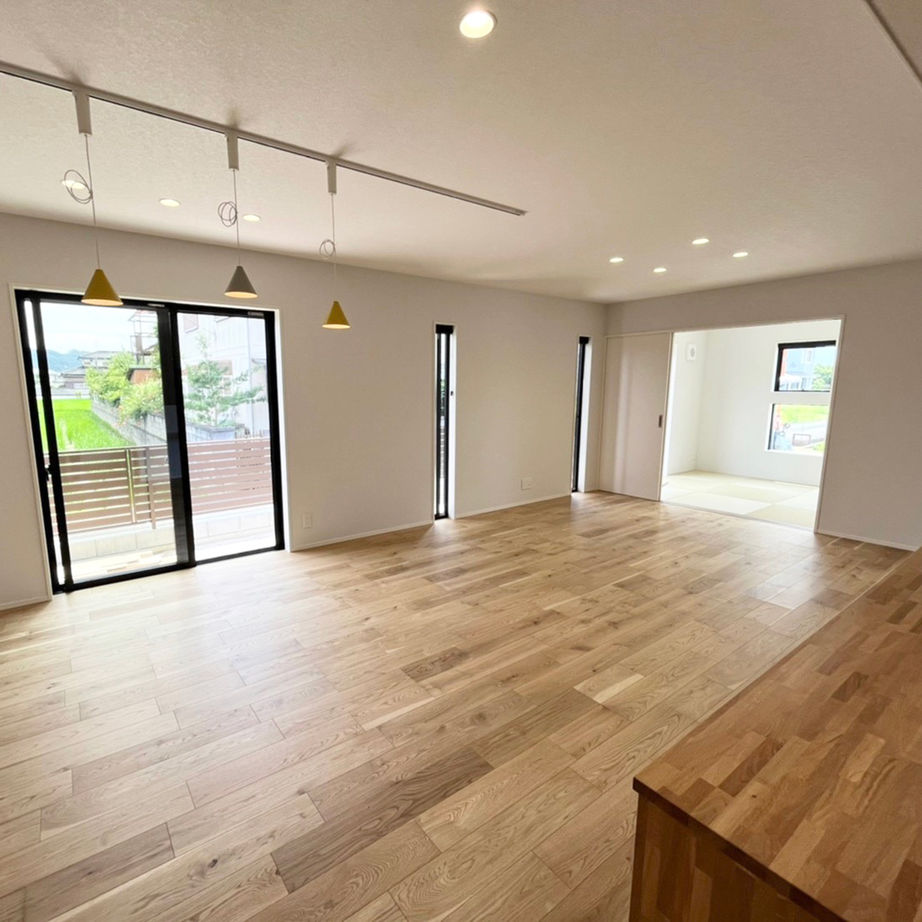 ZEH基準・炭の家 よかタウン 【80坪の敷地に平屋と3台駐車場】子育て家族がゆったり！大きなテラスを囲むコの字型の間取りの建築実例画像3