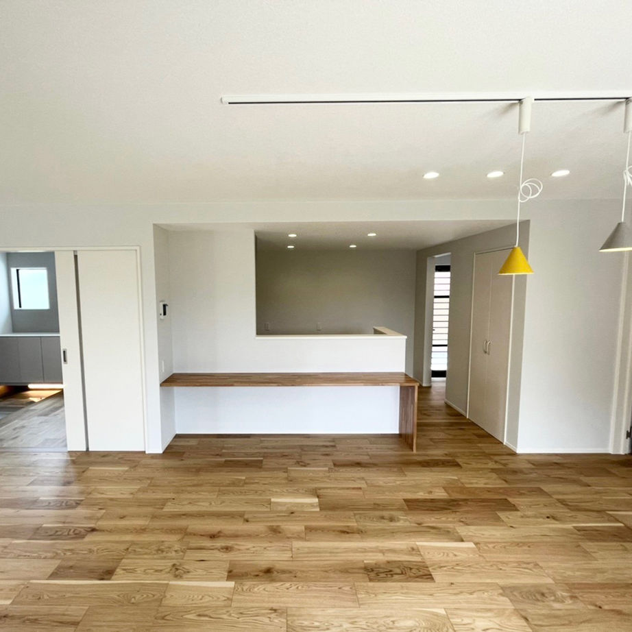 ZEH基準・炭の家 よかタウン 【80坪の敷地に平屋と3台駐車場】子育て家族がゆったり！大きなテラスを囲むコの字型の間取りの建築実例画像4