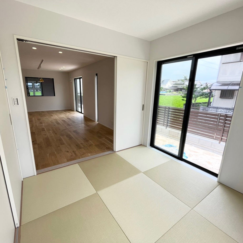 ZEH基準・炭の家 よかタウン 【80坪の敷地に平屋と3台駐車場】子育て家族がゆったり！大きなテラスを囲むコの字型の間取りの建築実例画像5