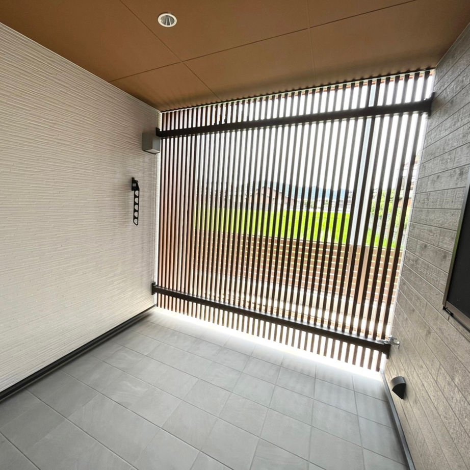 ZEH基準・炭の家 よかタウン 【80坪の敷地に平屋と3台駐車場】子育て家族がゆったり！大きなテラスを囲むコの字型の間取りの建築実例画像6