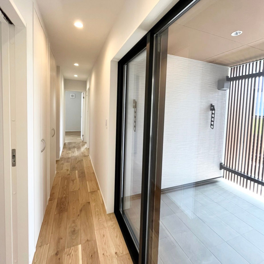 ZEH基準・炭の家 よかタウン 【80坪の敷地に平屋と3台駐車場】子育て家族がゆったり！大きなテラスを囲むコの字型の間取りの建築実例画像7