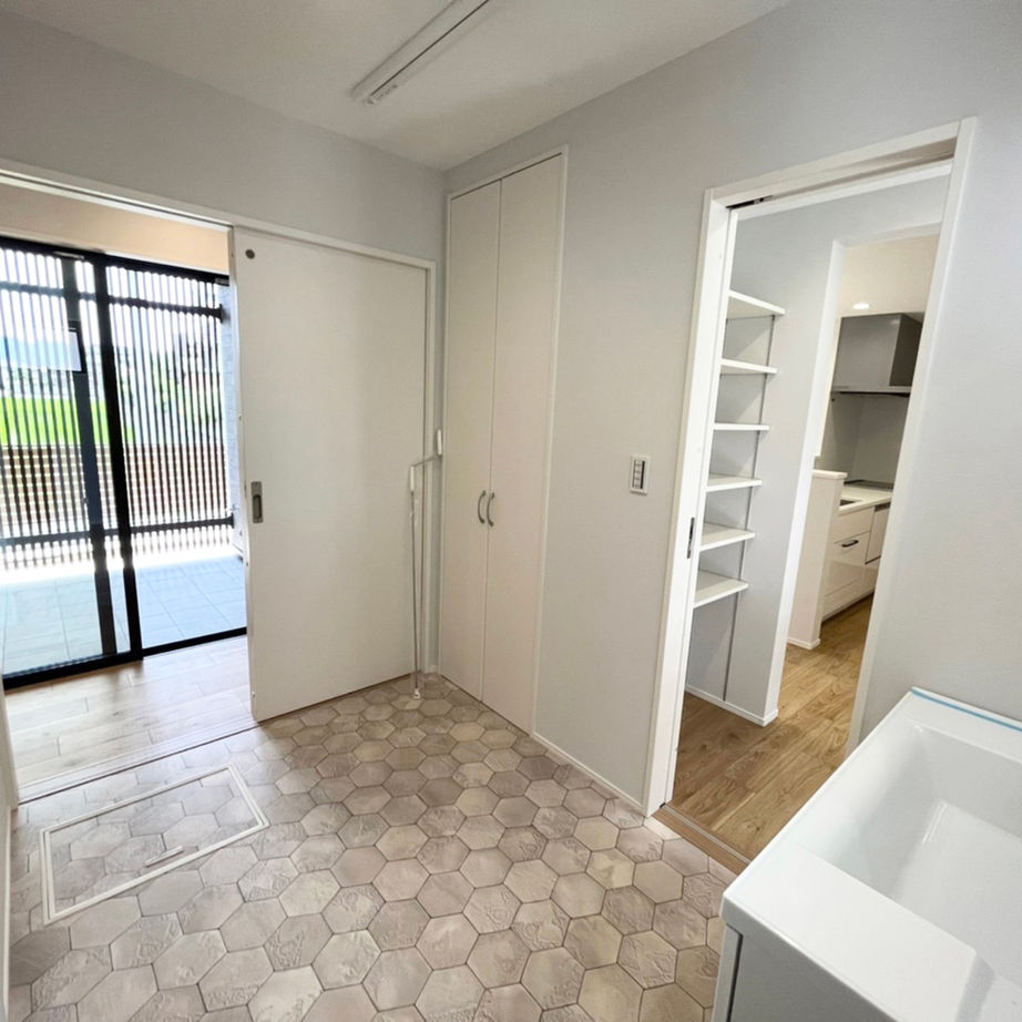 ZEH基準・炭の家 よかタウン 【80坪の敷地に平屋と3台駐車場】子育て家族がゆったり！大きなテラスを囲むコの字型の間取りの建築実例画像8