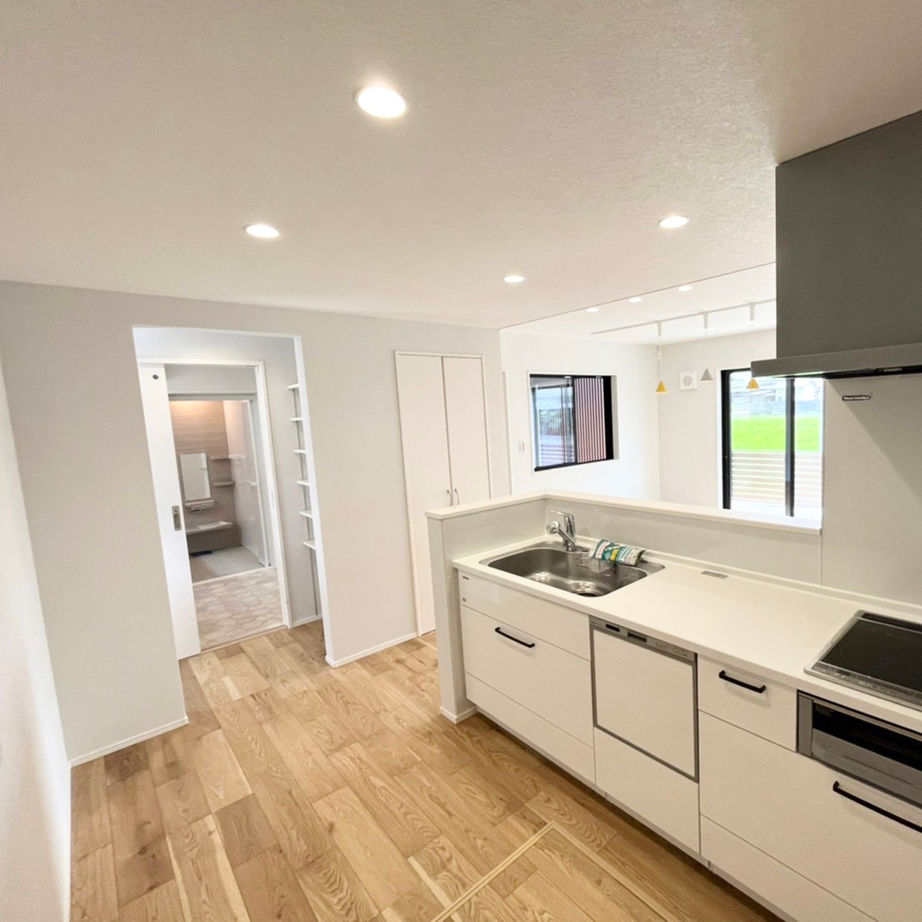 ZEH基準・炭の家 よかタウン 【80坪の敷地に平屋と3台駐車場】子育て家族がゆったり！大きなテラスを囲むコの字型の間取りの建築実例画像9