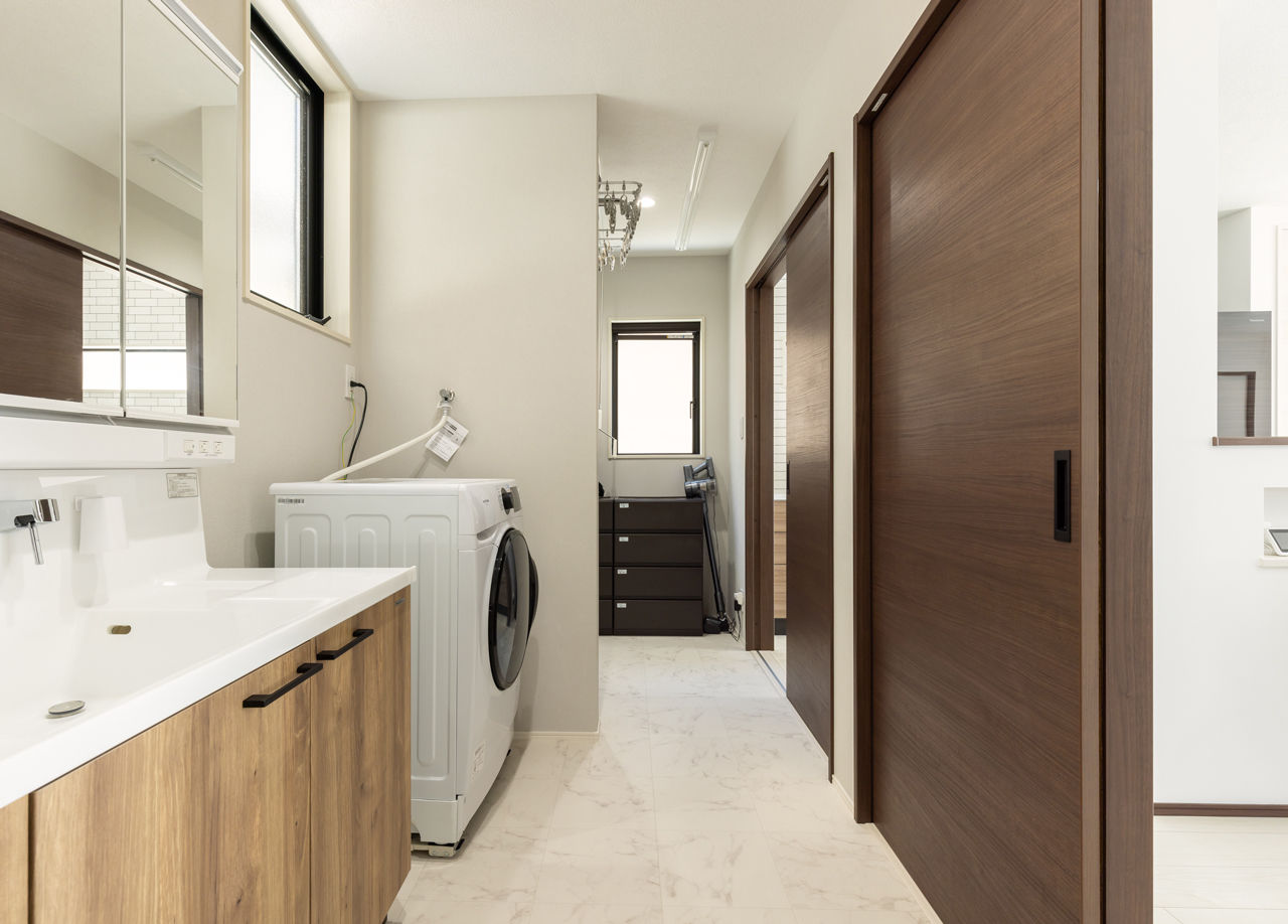 ZEH基準・炭の家 よかタウン 1000万円台【土地約36坪×4LDK×庭】広いリビングからランドリー、洗面・脱衣所へ「ぐるぐる回遊動線」の建築実例画像5