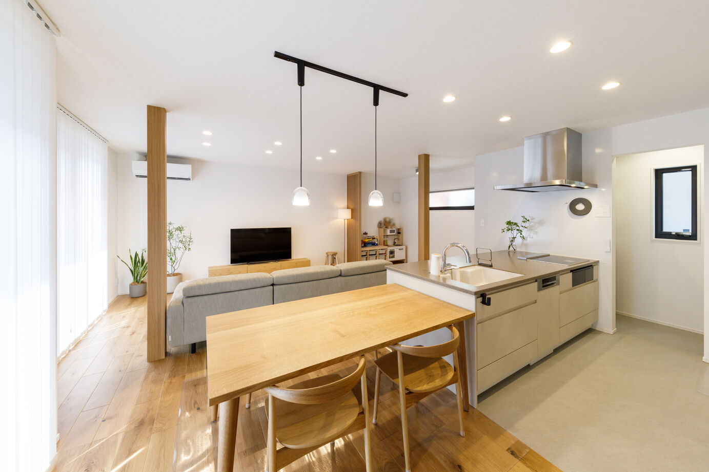 ZEH基準・炭の家 よかタウン 遊ぶ声も笑う顔も、キッチンから全部見える。見守りながら、自分の時間も大切に。の建築実例画像2