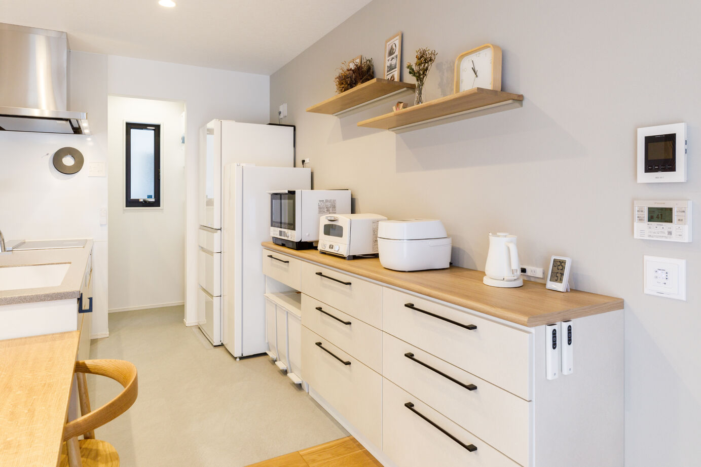 ZEH基準・炭の家 よかタウン 遊ぶ声も笑う顔も、キッチンから全部見える。見守りながら、自分の時間も大切に。の建築実例画像4