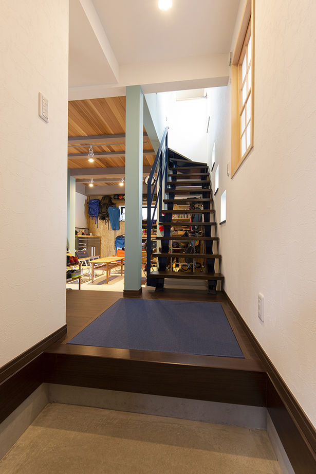フォーライフ 【2000万円台/間取図有/吹き抜け/狭小住宅/ビルドインガレージ】約20坪を活かしきった3階建て注文住宅の建築実例画像2