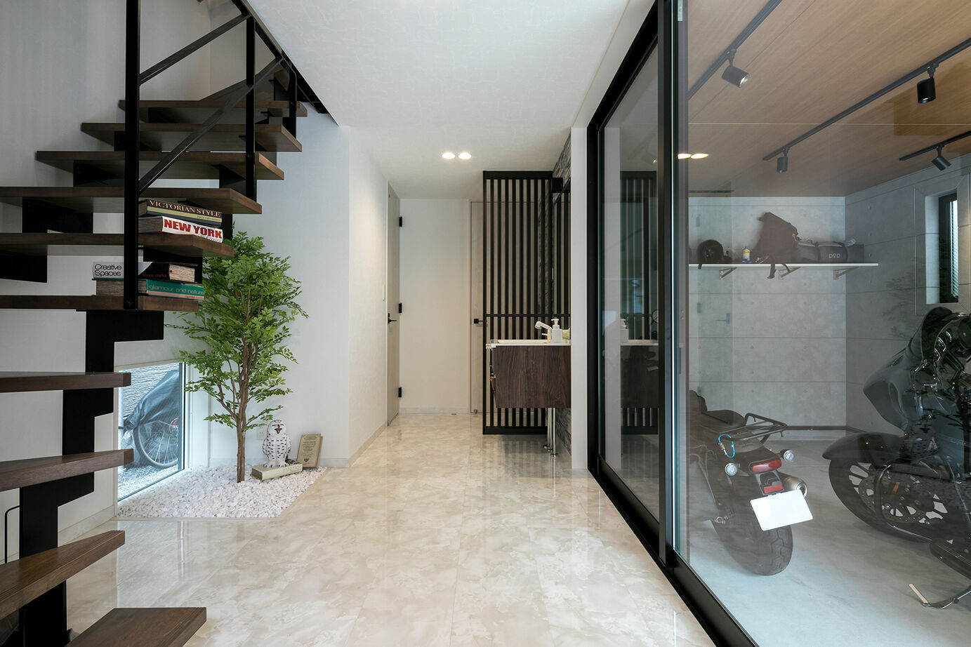 フォーライフ 【2000万円～2499万円／敷地21.6坪／間取図有】明るく開放的な２階リビングと憧れのバイクガレージを実現の建築実例画像3