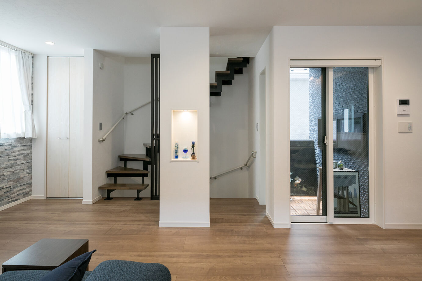 フォーライフ 【2000万円～2499万円／敷地21.6坪／間取図有】明るく開放的な２階リビングと憧れのバイクガレージを実現の建築実例画像6