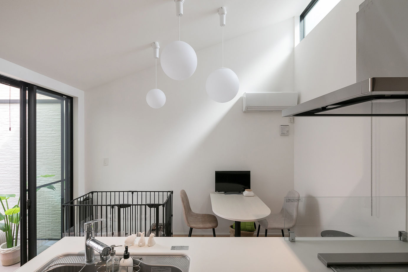 フォーライフ 【2800万円～2899万円／狭小３階建て／間取図有】光が行き渡る「コの字」プランで、明るい住空間を実現の建築実例画像4