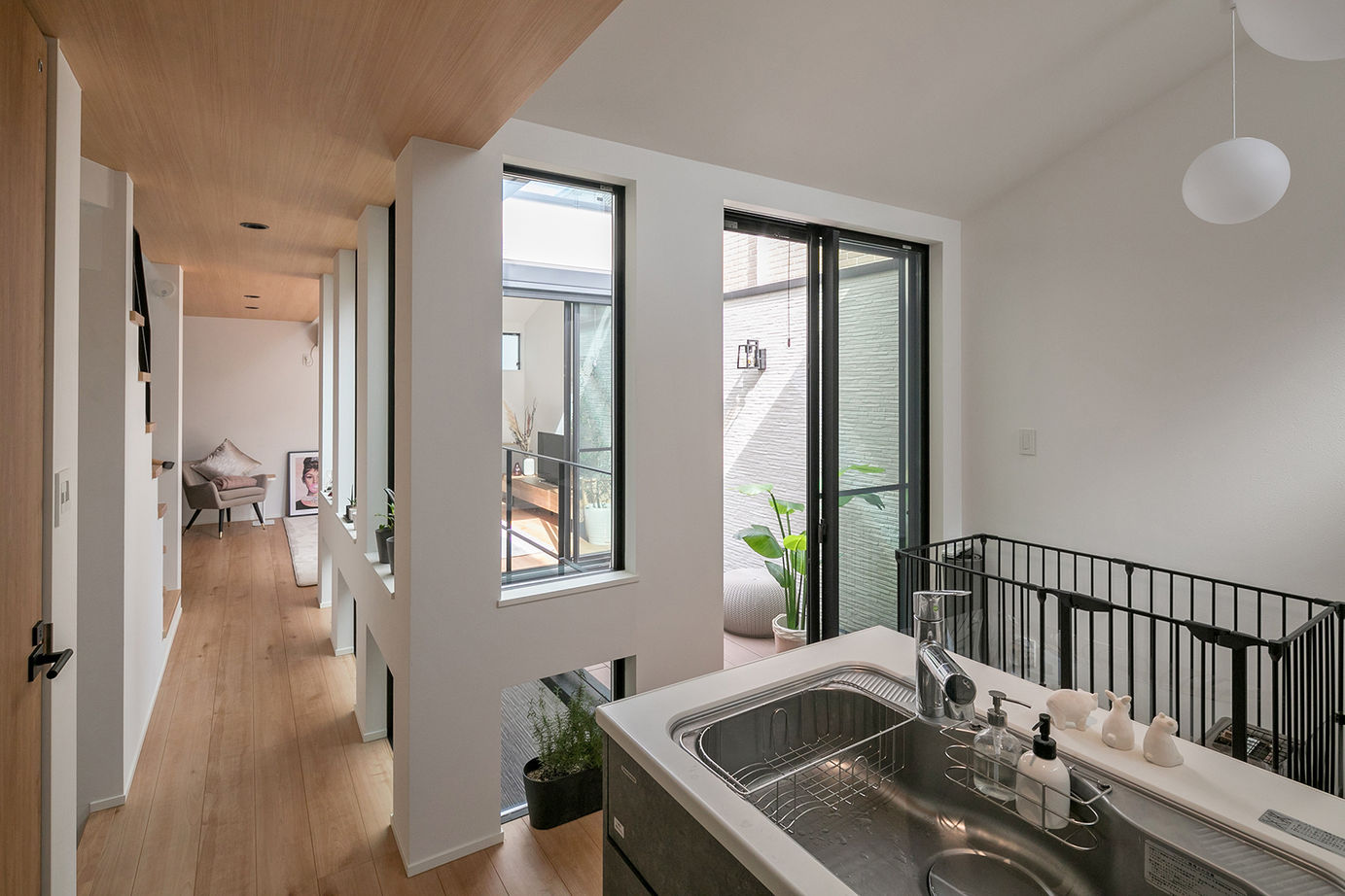 フォーライフ 【2800万円～2899万円／狭小３階建て／間取図有】光が行き渡る「コの字」プランで、明るい住空間を実現の建築実例画像6