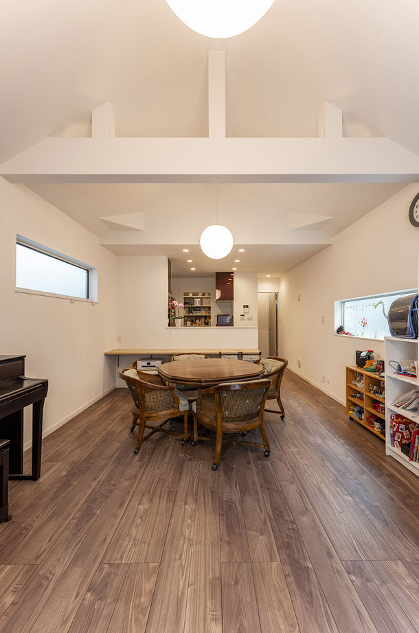 フォーライフ 【2700万円～2799万円／敷地22.4坪／間取図有】縦の空間を活かして明るく開放的に。間口４m以下の狭小住宅の建築実例画像2