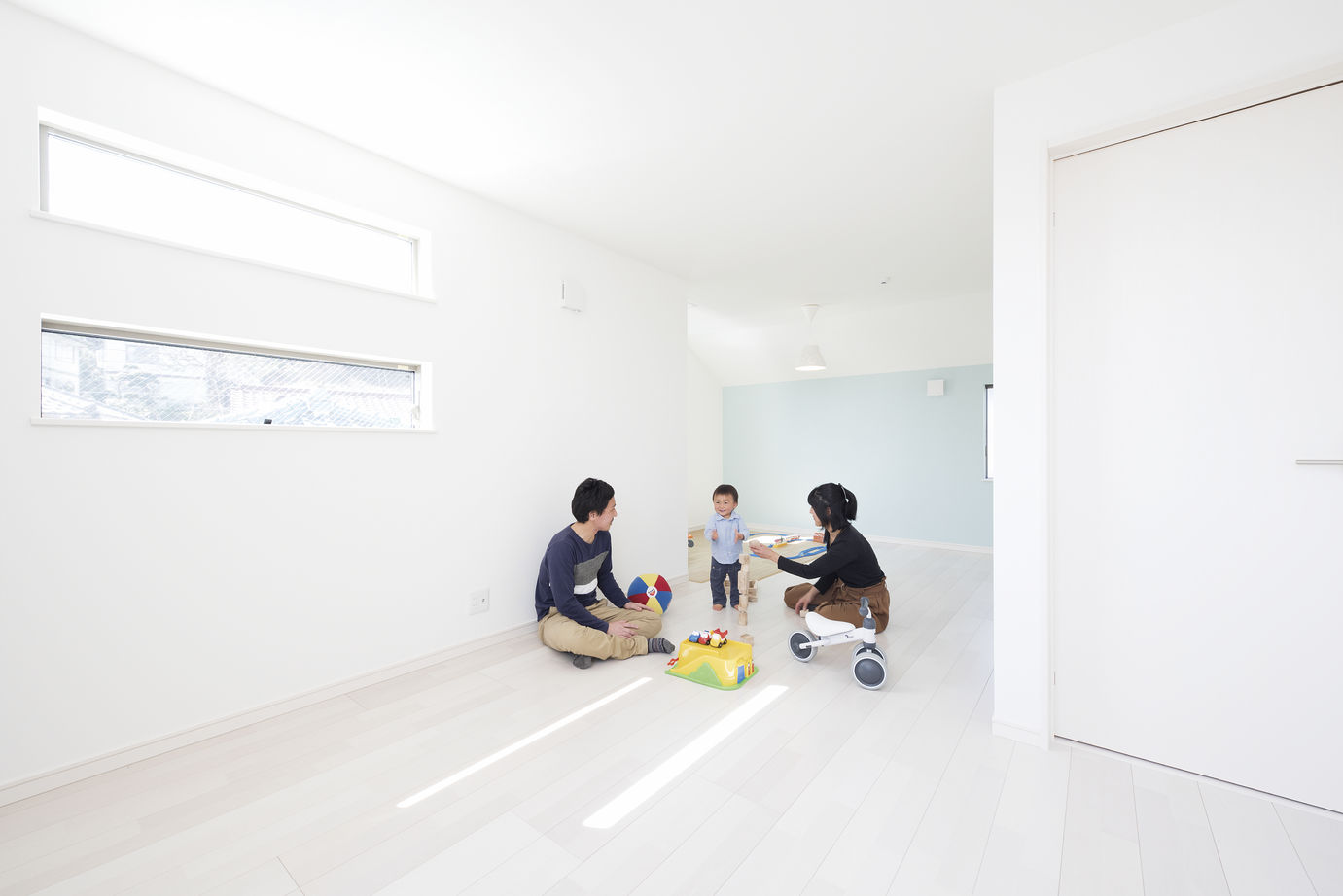 ソーラースマートグリッドホーム　三陽工務店 【1493万円/18坪/狭小/3階建て/変形地/カビ抑制工法】敷地の狭さを感じさせない広いリビングを実現した家の建築実例画像4