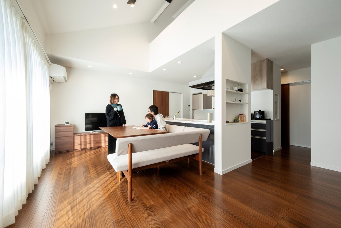 ソーラースマートグリッドホーム　三陽工務店 【HEAT20/二世帯/家事ラク/間取り図有】性能とコスパの高さが決め手。「明るく暖かい」二世帯住宅の建築実例画像4