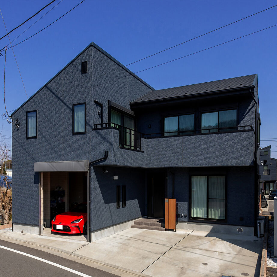 ソーラースマートグリッドホーム　三陽工務店 【HEAT20/間取り図有】サーキット走行を満喫！「愛車のメンテナンスをしたい」とつくったガレージハウスの建築実例画像2