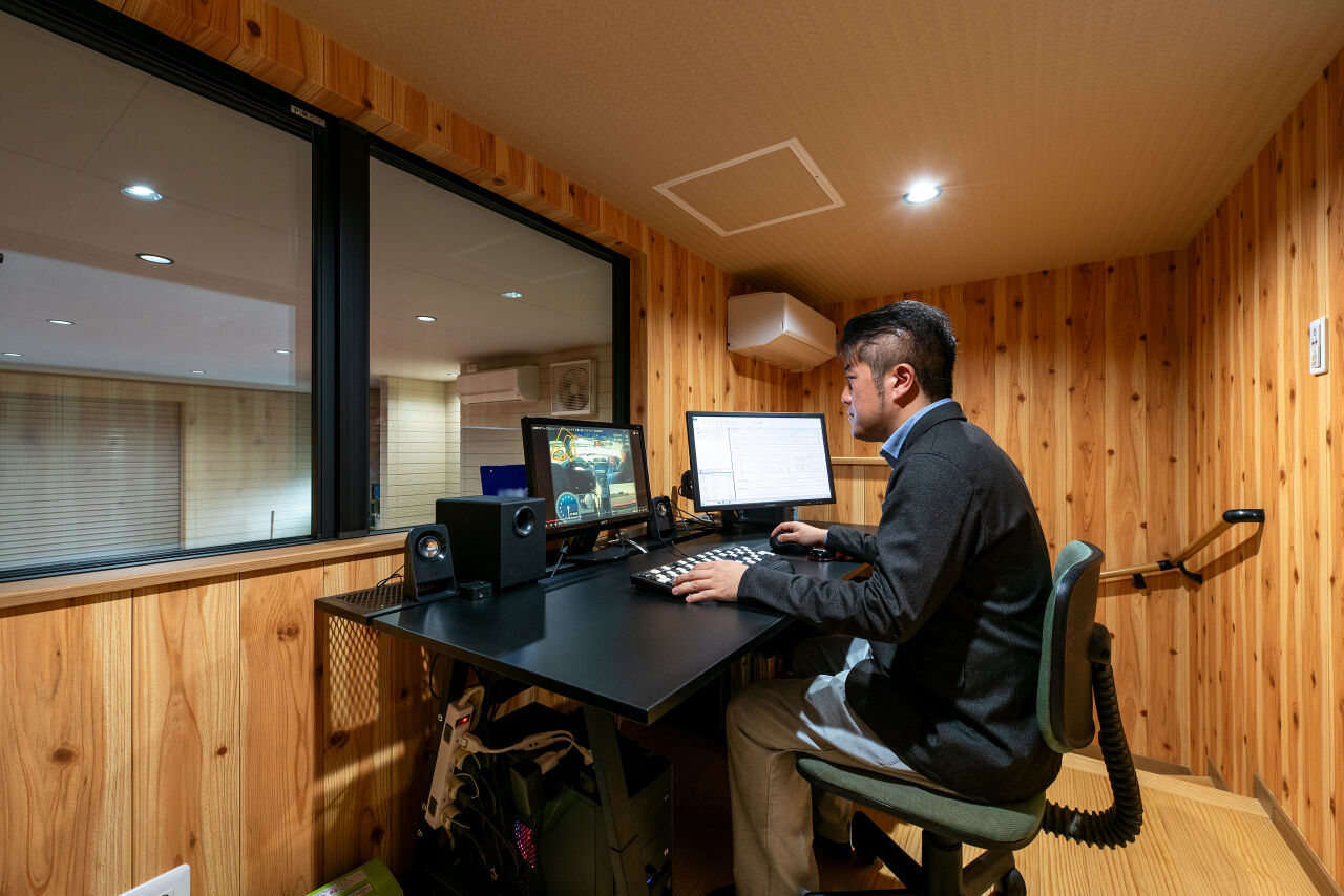 ソーラースマートグリッドホーム　三陽工務店 【HEAT20/間取り図有】サーキット走行を満喫！「愛車のメンテナンスをしたい」とつくったガレージハウスの建築実例画像3