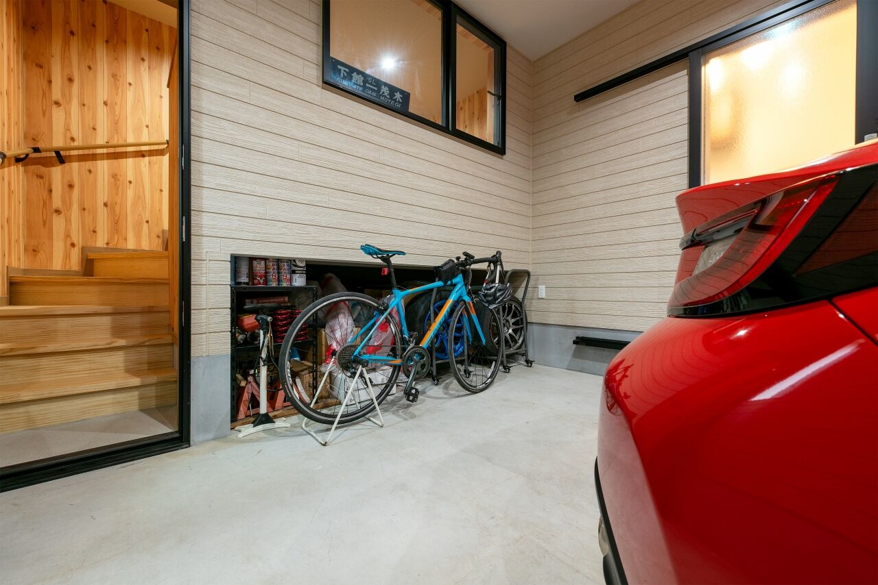 ソーラースマートグリッドホーム　三陽工務店 【HEAT20/間取り図有】サーキット走行を満喫！「愛車のメンテナンスをしたい」とつくったガレージハウスの建築実例画像4