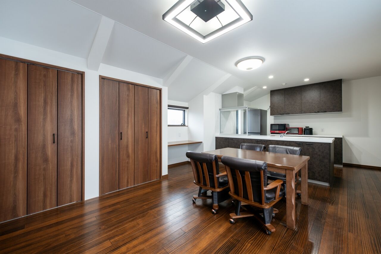 ソーラースマートグリッドホーム　三陽工務店 【HEAT20/間取り図有】サーキット走行を満喫！「愛車のメンテナンスをしたい」とつくったガレージハウスの建築実例画像5