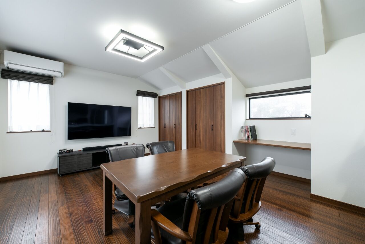 ソーラースマートグリッドホーム　三陽工務店 【HEAT20/間取り図有】サーキット走行を満喫！「愛車のメンテナンスをしたい」とつくったガレージハウスの建築実例画像7