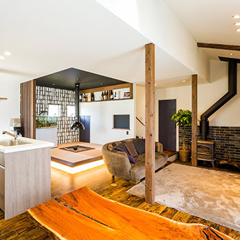 HOLIDAYS（ホリデイズ） 土地も、薪ストーブも、囲炉裏も、店舗併用の夢も、全て実現！「家を使いこなす楽しさを満喫しています」の建築実例画像1