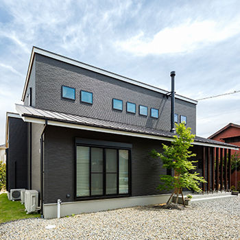 HOLIDAYS（ホリデイズ） 土地も、薪ストーブも、囲炉裏も、店舗併用の夢も、全て実現！「家を使いこなす楽しさを満喫しています」の建築実例画像2