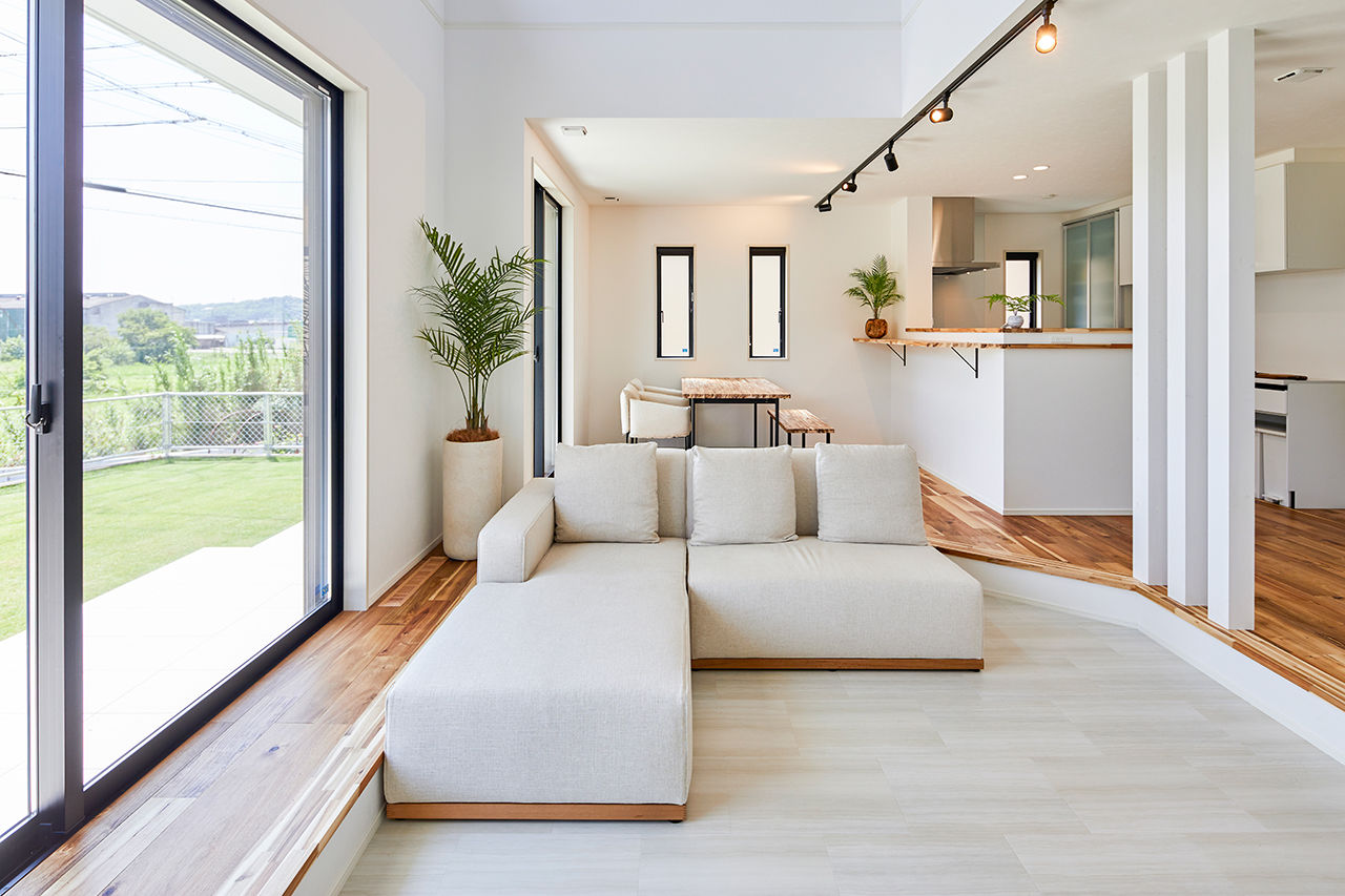 HOLIDAYS（ホリデイズ） 【吹き抜け×ダウンフロアリビング/間取り図】「土地＋建物」で叶えた陽光が調和するリゾートテイストの家の建築実例画像1