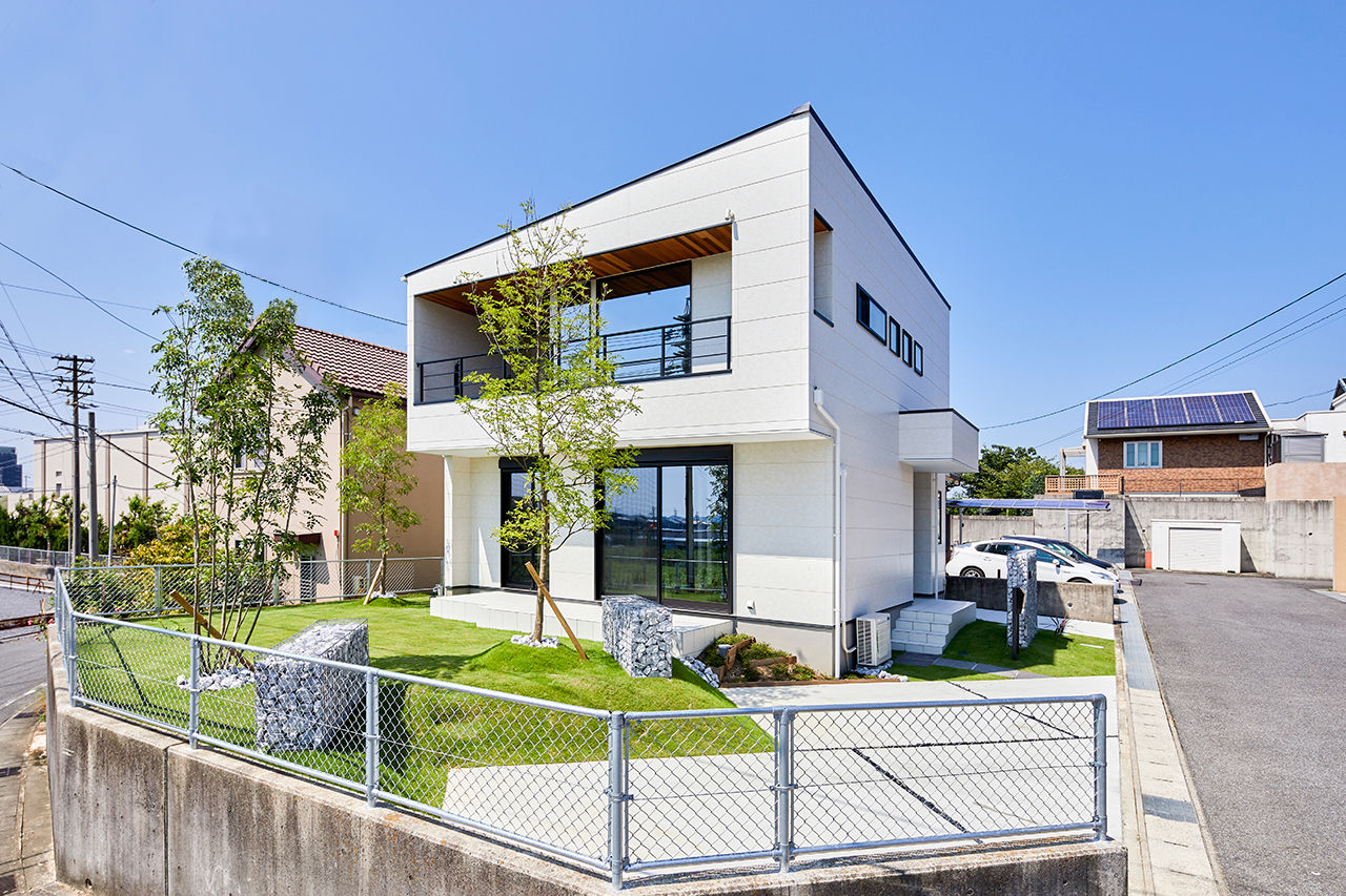 HOLIDAYS（ホリデイズ） 【吹き抜け×ダウンフロアリビング/間取り図】「土地＋建物」で叶えた陽光が調和するリゾートテイストの家の建築実例画像2