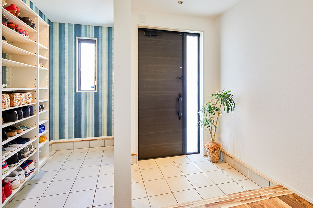 HOLIDAYS（ホリデイズ） 【吹き抜け×ダウンフロアリビング/間取り図】「土地＋建物」で叶えた陽光が調和するリゾートテイストの家の建築実例画像4