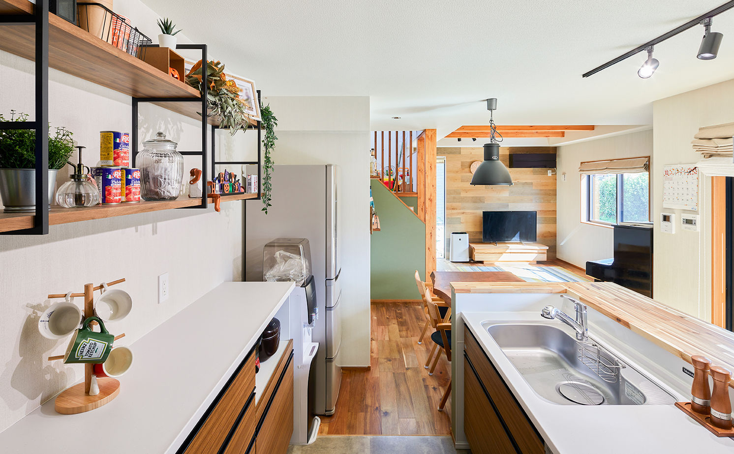 HOLIDAYS（ホリデイズ） 【愛知/1000万円台/3LDK/間取り図】「土地＋自由設計」で実現した、太陽の光と庭の緑に囲まれて暮らす家の建築実例画像8