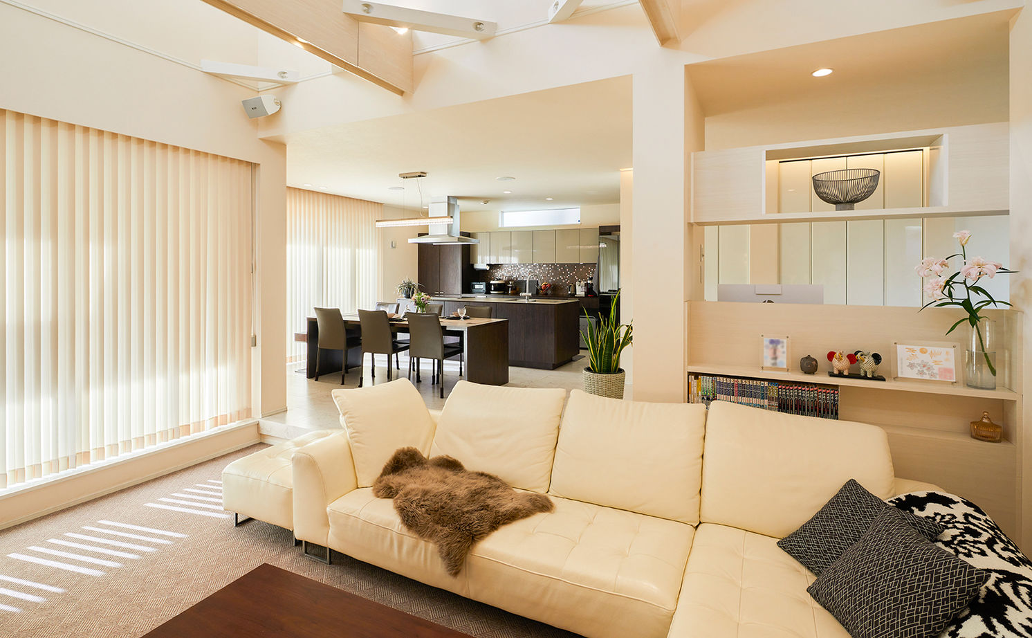 HOLIDAYS（ホリデイズ） 【愛知/ビルトインガレージ・2台可/間取り図】まるで３階建て！蔵収納の要望から発展させた中二階のある家の建築実例画像