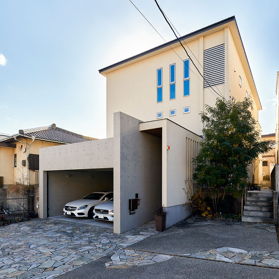 HOLIDAYS（ホリデイズ） 【愛知/ビルトインガレージ・2台可/間取り図】まるで３階建て！蔵収納の要望から発展させた中二階のある家の建築実例画像2