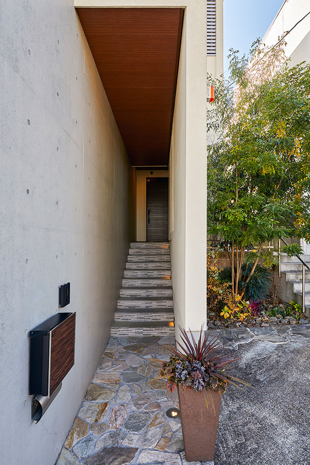 HOLIDAYS（ホリデイズ） 【愛知/ビルトインガレージ・2台可/間取り図】まるで３階建て！蔵収納の要望から発展させた中二階のある家の建築実例画像3