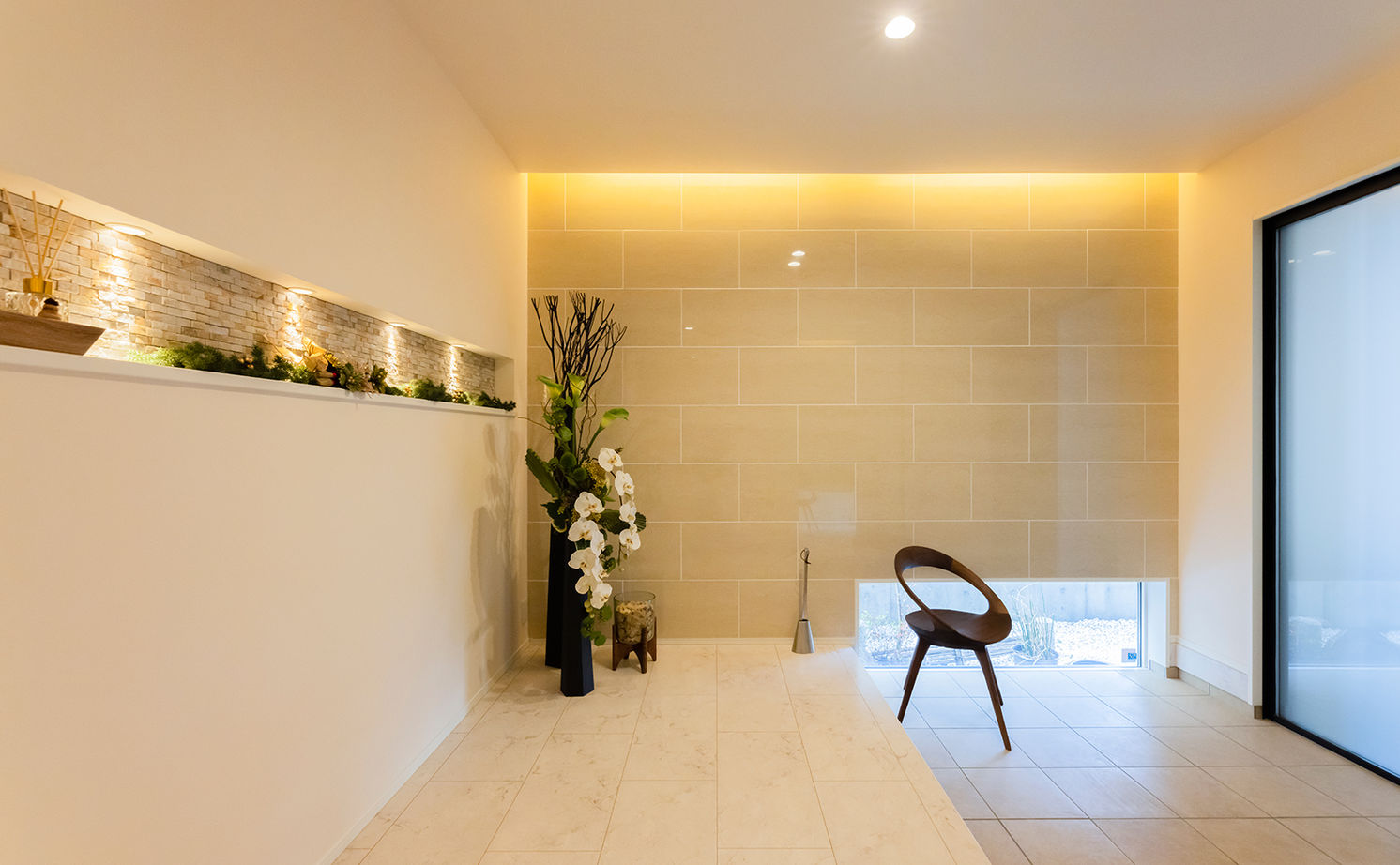 HOLIDAYS（ホリデイズ） 【愛知/ビルトインガレージ・2台可/間取り図】まるで３階建て！蔵収納の要望から発展させた中二階のある家の建築実例画像4