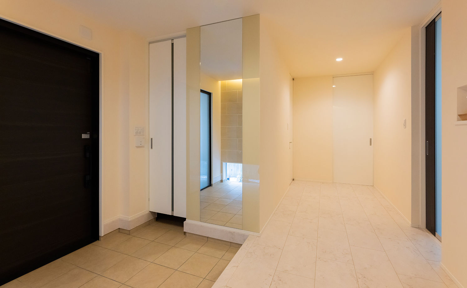 HOLIDAYS（ホリデイズ） 【愛知/ビルトインガレージ・2台可/間取り図】まるで３階建て！蔵収納の要望から発展させた中二階のある家の建築実例画像5