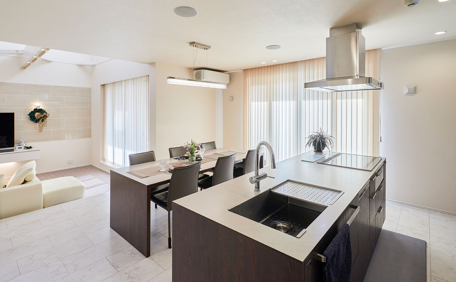 HOLIDAYS（ホリデイズ） 【愛知/ビルトインガレージ・2台可/間取り図】まるで３階建て！蔵収納の要望から発展させた中二階のある家の建築実例画像11