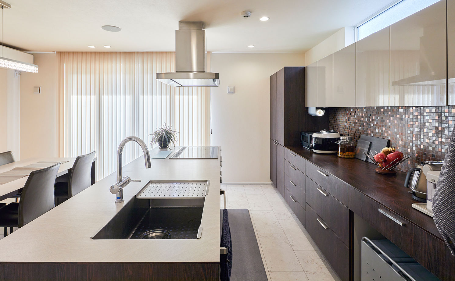 HOLIDAYS（ホリデイズ） 【愛知/ビルトインガレージ・2台可/間取り図】まるで３階建て！蔵収納の要望から発展させた中二階のある家の建築実例画像12