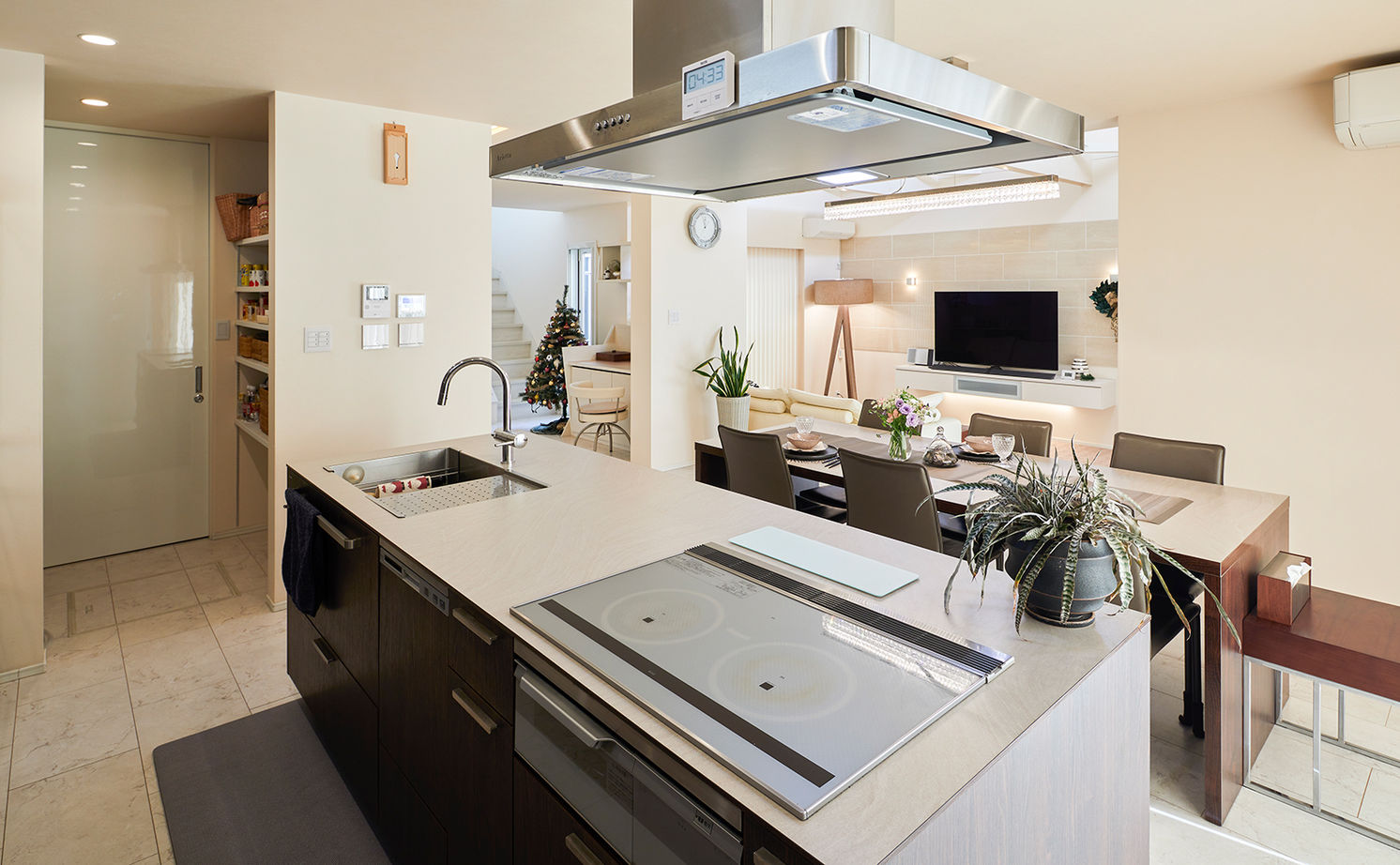 HOLIDAYS（ホリデイズ） 【愛知/ビルトインガレージ・2台可/間取り図】まるで３階建て！蔵収納の要望から発展させた中二階のある家の建築実例画像13