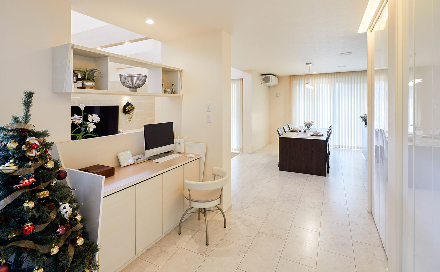 HOLIDAYS（ホリデイズ） 【愛知/ビルトインガレージ・2台可/間取り図】まるで３階建て！蔵収納の要望から発展させた中二階のある家の建築実例画像14