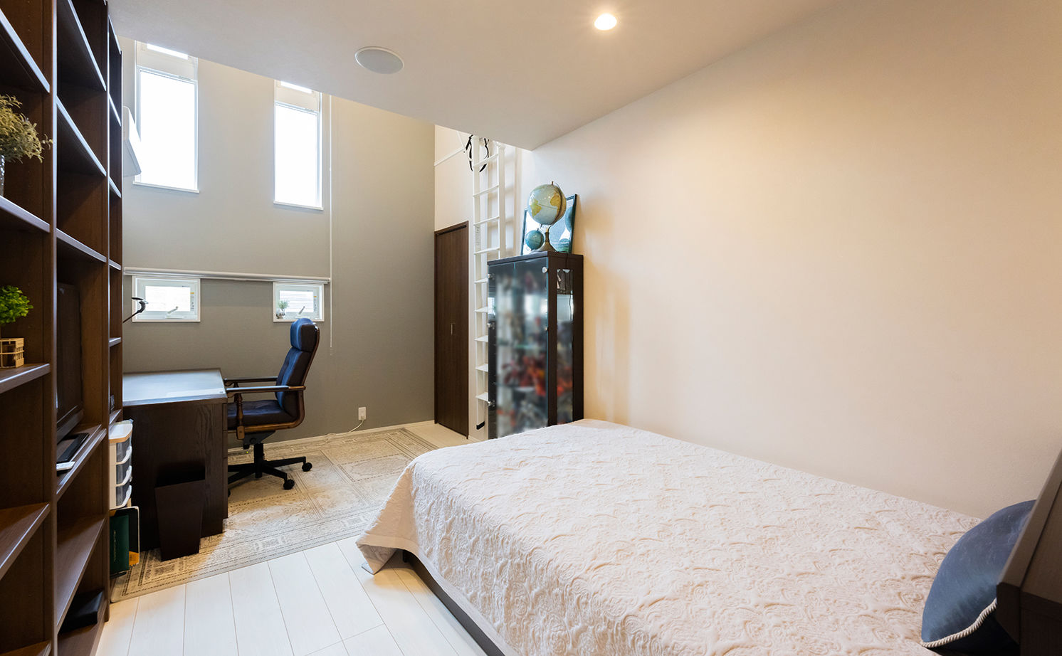 HOLIDAYS（ホリデイズ） 【愛知/ビルトインガレージ・2台可/間取り図】まるで３階建て！蔵収納の要望から発展させた中二階のある家の建築実例画像17