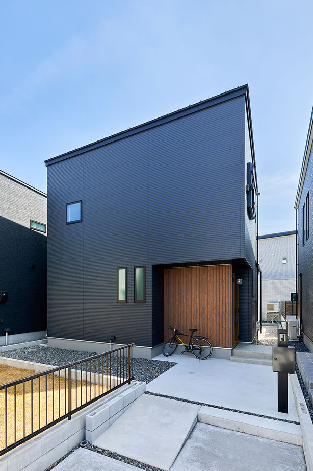 HOLIDAYS（ホリデイズ） 【2000万円台/趣味室】20代の夫婦が「土地＋建物」で依頼して建てた「シンプルな暮らしを愉しむ家」の建築実例画像2